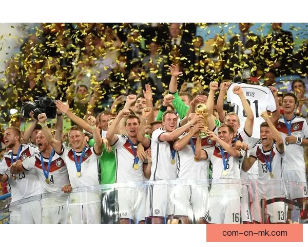 德国欧洲杯加时憾负对手遭绝杀球迷心碎瞬间