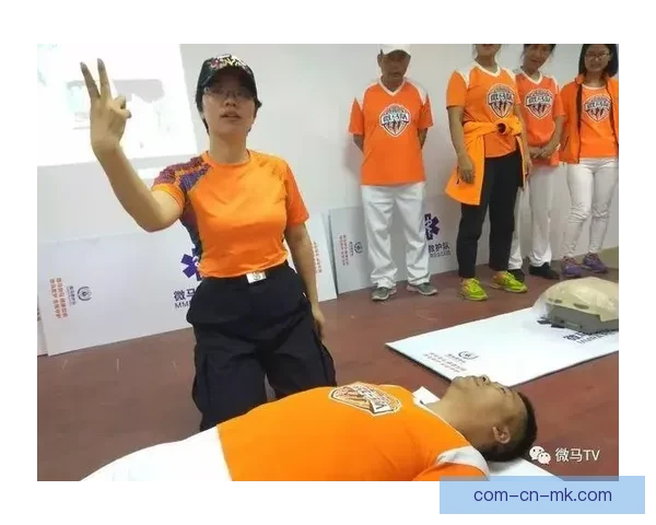 匈牙利助教替补席突发晕厥比赛一度长时间中断引关注